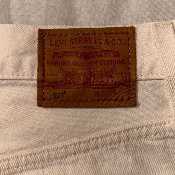 LEVI’S 28 501 High Rise Button Fly Ivory Distressed Raw Fringe Hem Denim Shorts - Picture 8 of 14